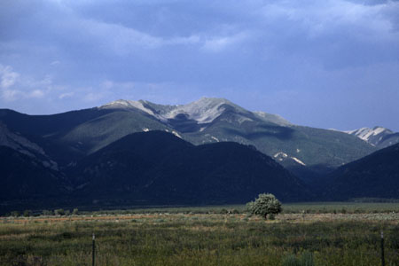 Sangre de Cristo Mountains mit Wheeler Peak. (24.412 Byte)