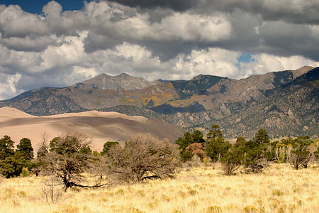 Great Sand Dunes und Sangre de Cristo Mountains - Aussicht vom Zeltplatz. (52.519 Byte)