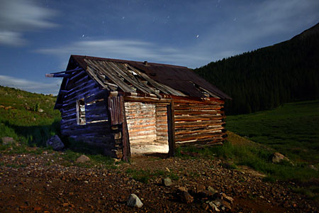 105 Sekunden f/4.0 ISO 400. Lichtquellen: Vollmond, Blitz in der Hütte, Lagerfeuer für die rechte Wand und LED Taschenlampe (etwa eine Minute) für die linke Wand. (43.740 Byte)