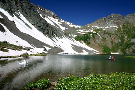 Clear Lake. Man beachte das Kanu rechts und den Eisberg links. (55.125 Byte)