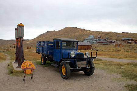 1927 Dodge Graham an der Shell Tankstelle, Standard Mine Goldmine im Hintergrund. (34.907 Byte)