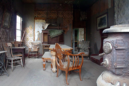 Wohnzimmer, Bodie State Historic Park. (45.927 Byte)