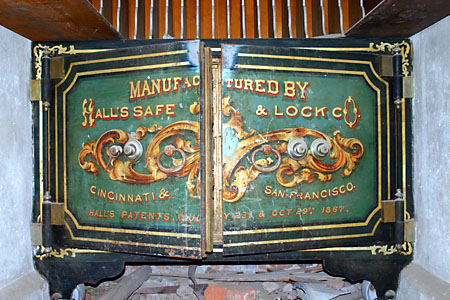 Tresor der Bodie Bank: Manufactured by Hall's Safe and Lock Co. Cincinnati & San Francisco. Hall's Patents, July 23rd & Oct 29th, 1876. (72.256 Byte)